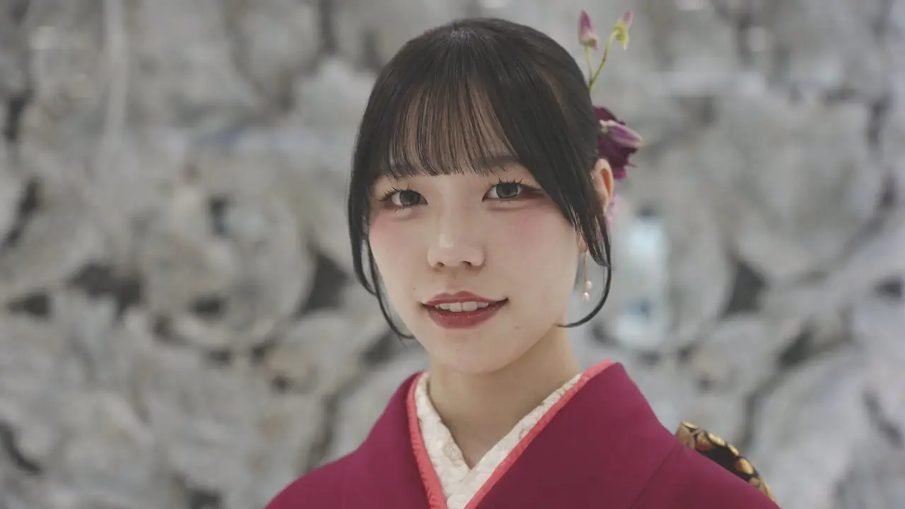 振袖で笑顔の女性